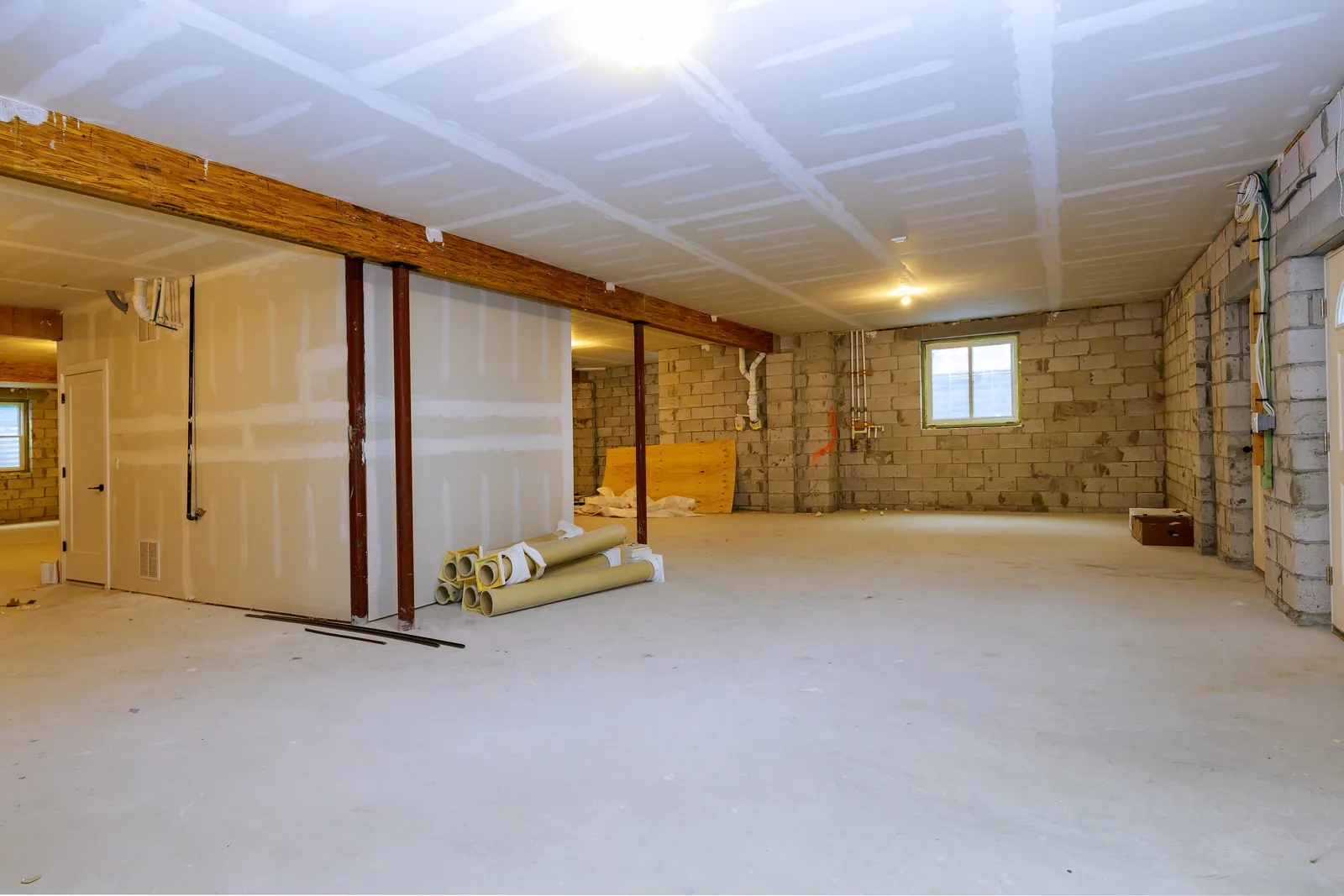Room with new plasterboard surfaces under renovation